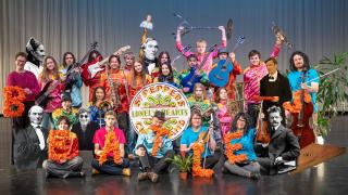 Tikkurilan musiikkilinjalaiset Beatles -konsertin mainoskuvassa.