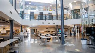 Tikkurilan lukion aula.