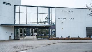 Tikkurilan lukion julkisivu.