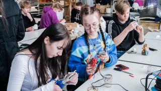 Tikkurilan lukion kuvataideluokassa opiskelijat työskentelevät.