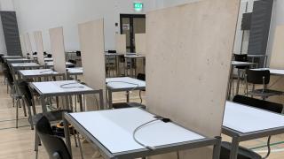 Kokelaiden istumapaikkoja yo-kirjoituksia varten varustetussa liikuntasalissa.